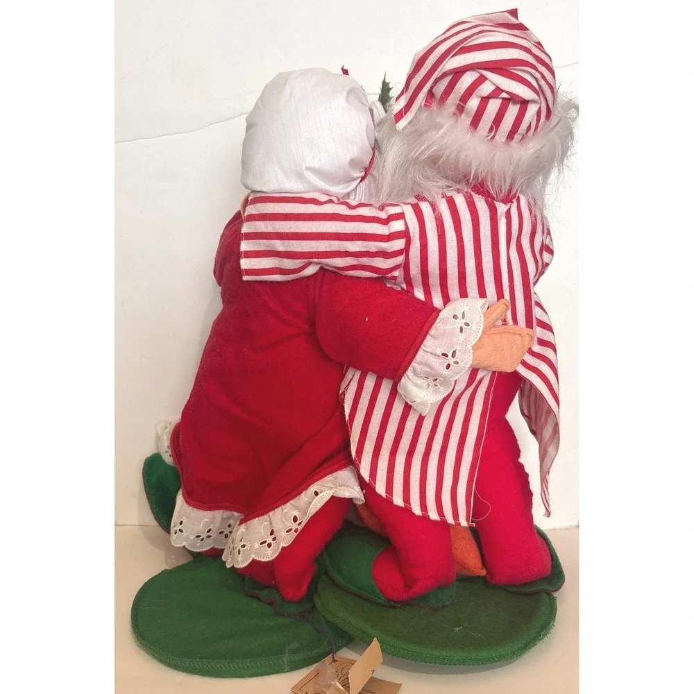 VTG 1989 Annalee Santa and Mrs Claus Hugging Christmas Decor Figurines